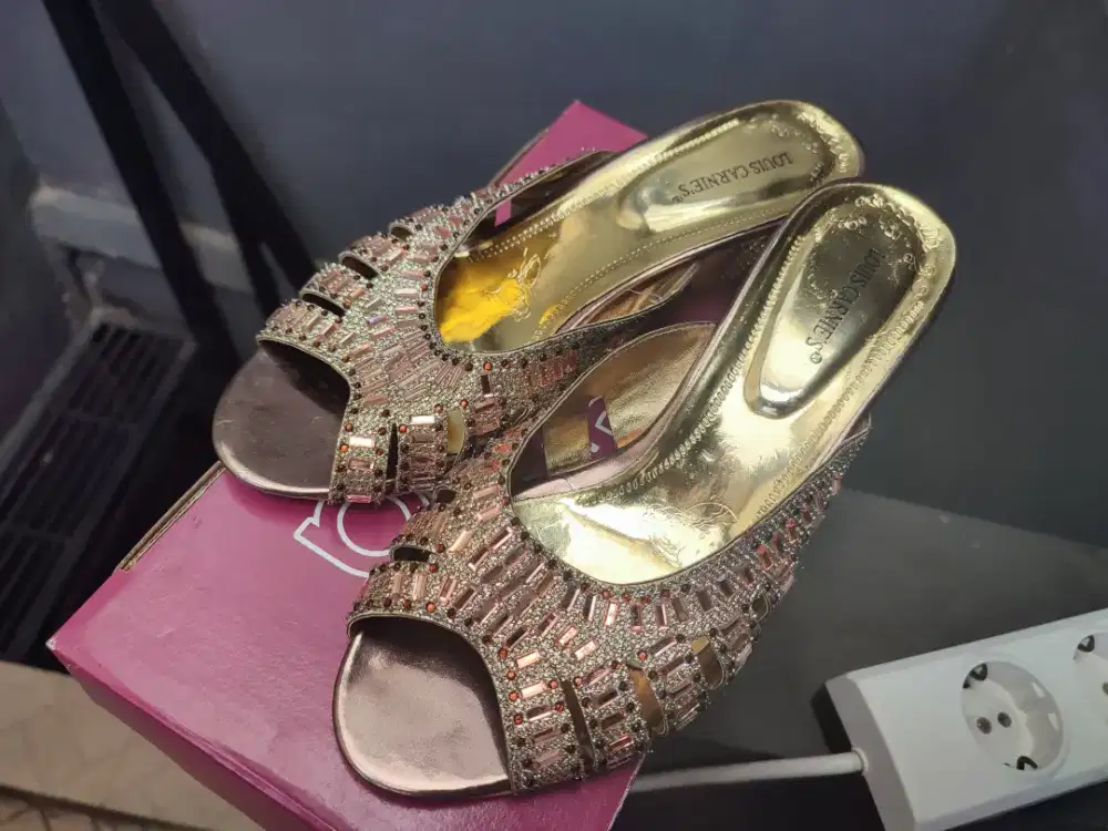 Dijual sepatu pesta