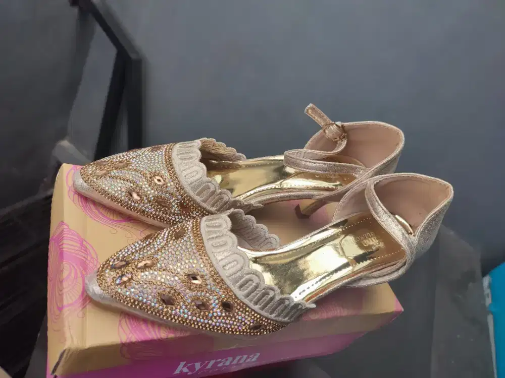 Dijual sepatu pesta