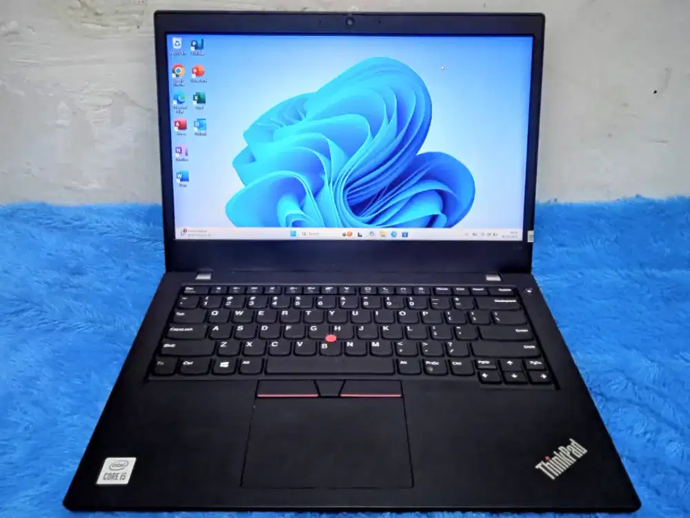 LENOVO thinkpad
 Intel Core i5-10210U Ram 8 GB SSD 256 GB