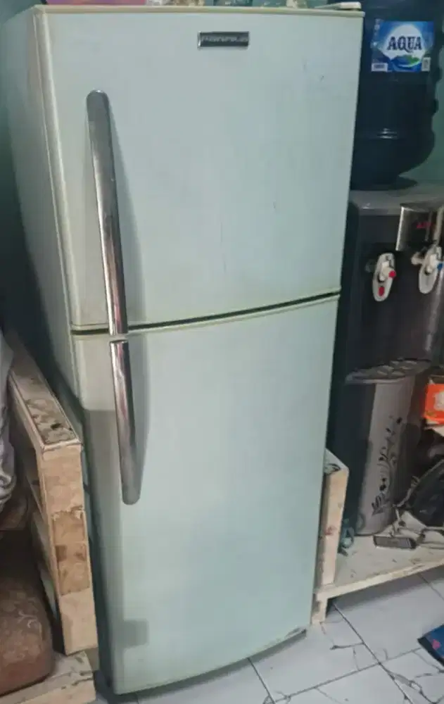 Di jual kulkas 2 pintu no minus sekua masih normal