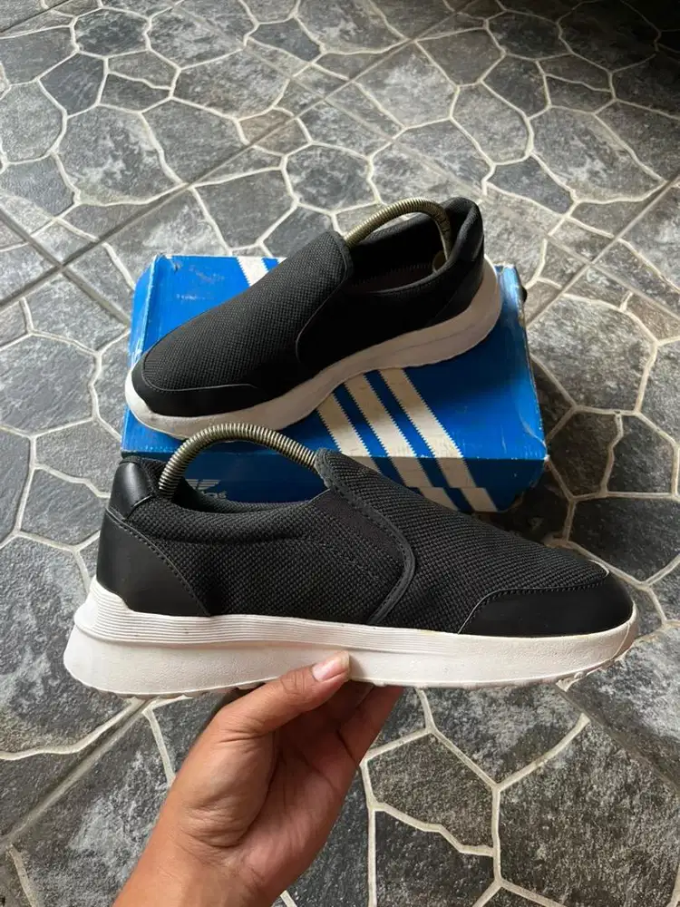 Sepatu slip on adidas murah