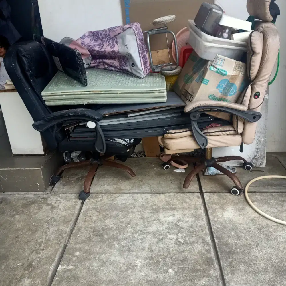 2 Kursi kantor hitam dan cream