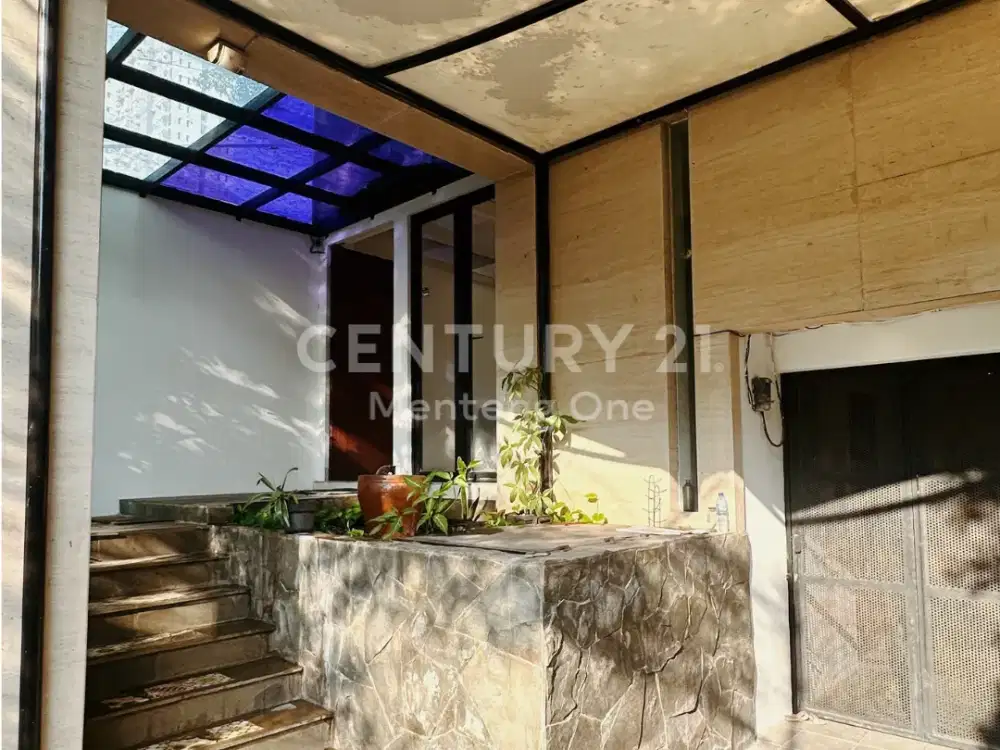 Disewa Rumah Mewah 3 Lantai di Kawasan Menteng, Jakarta Pusat – 5+1 Kamar Tidur, Full Furnished, Kolam Renang, 700 Juta/Tahun