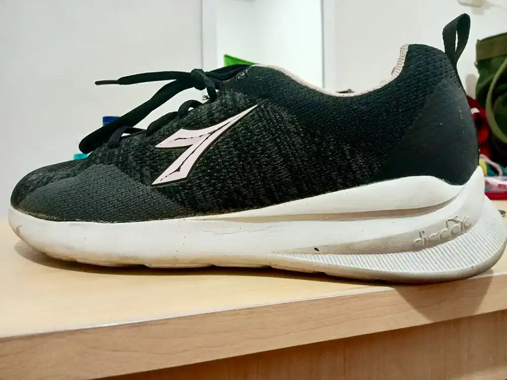 FOR SELL RUNNKING SHOES - DIADORA