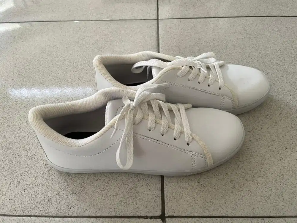 sepatu wanita putih