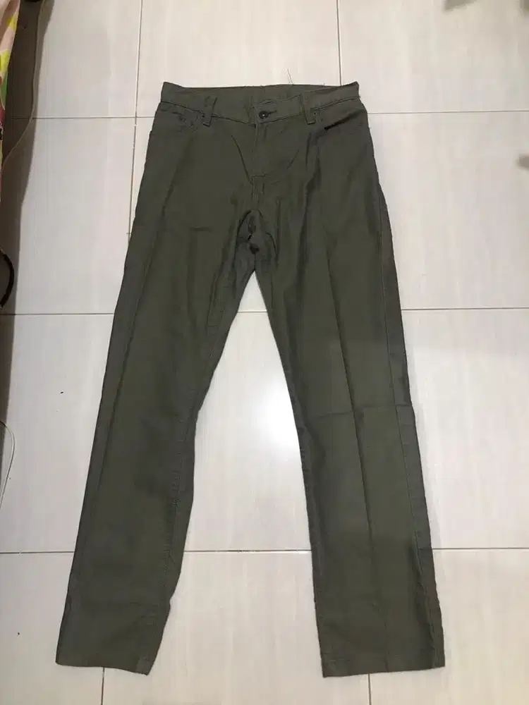 Celana jeans uniqlo hijau army