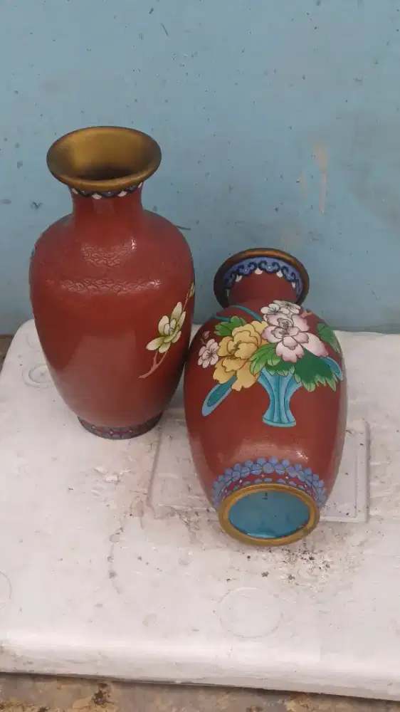2 buah vas carasone cantik.
