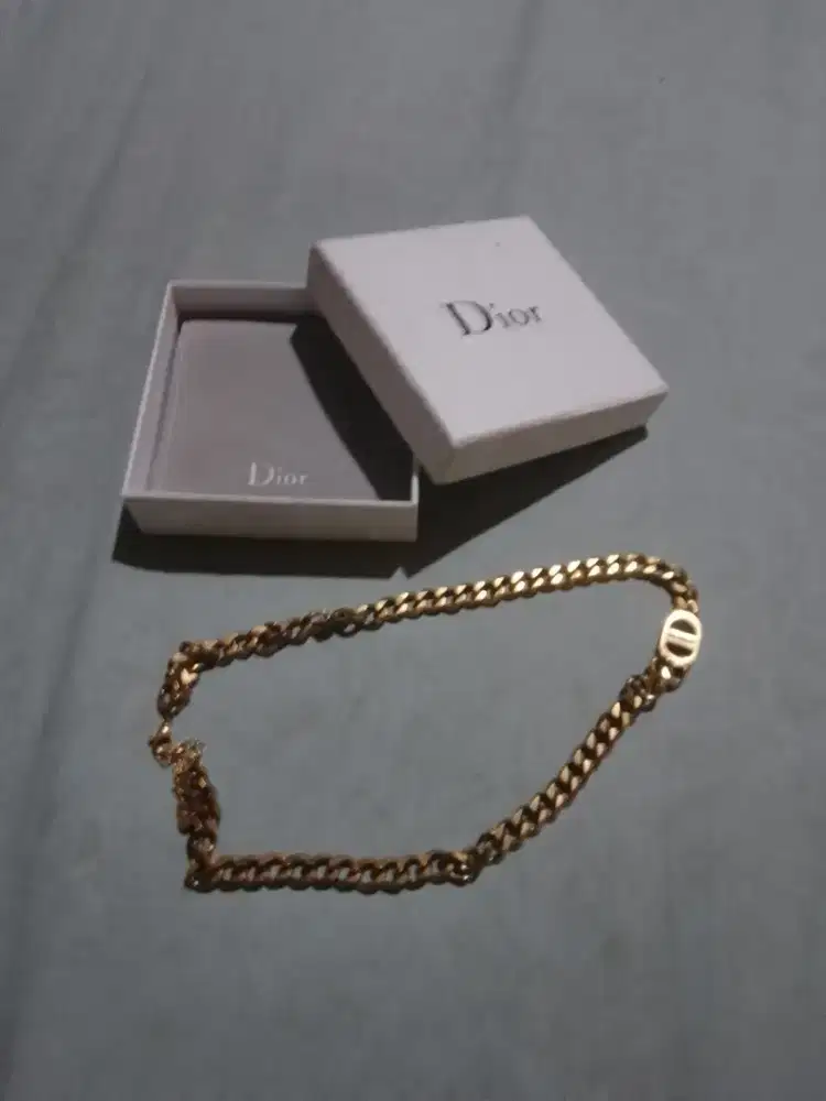 Aksesoris kalung merk Dior