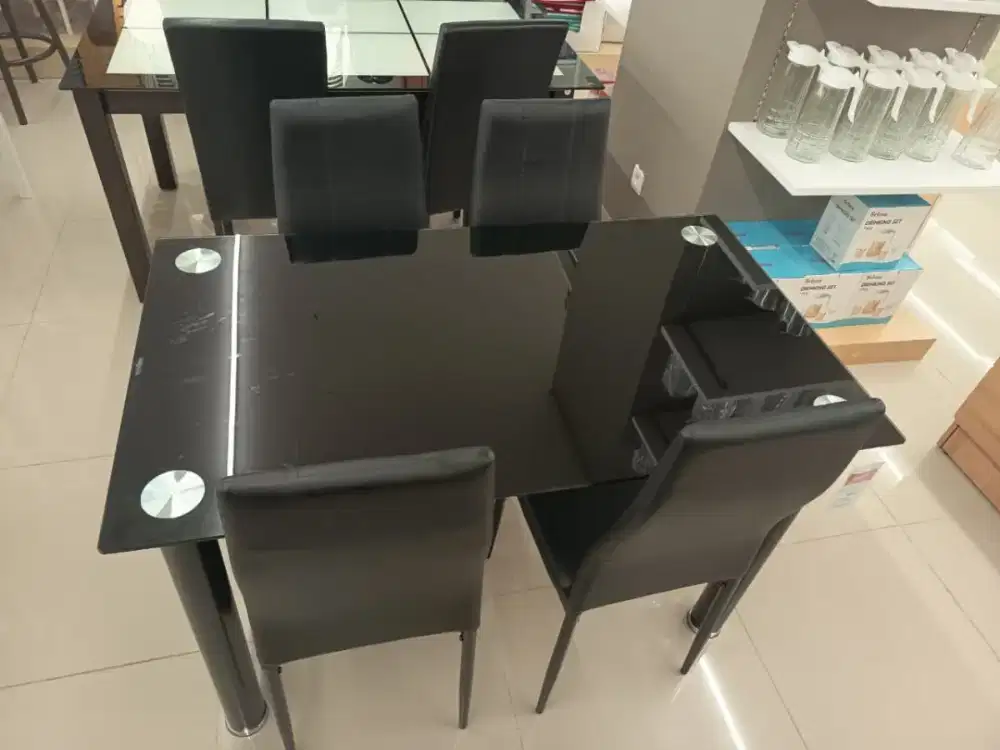 Meja makan minimalis