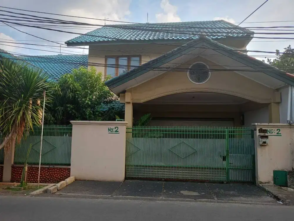 TURUN HARGA Rumah Klasik Dalam Komplek