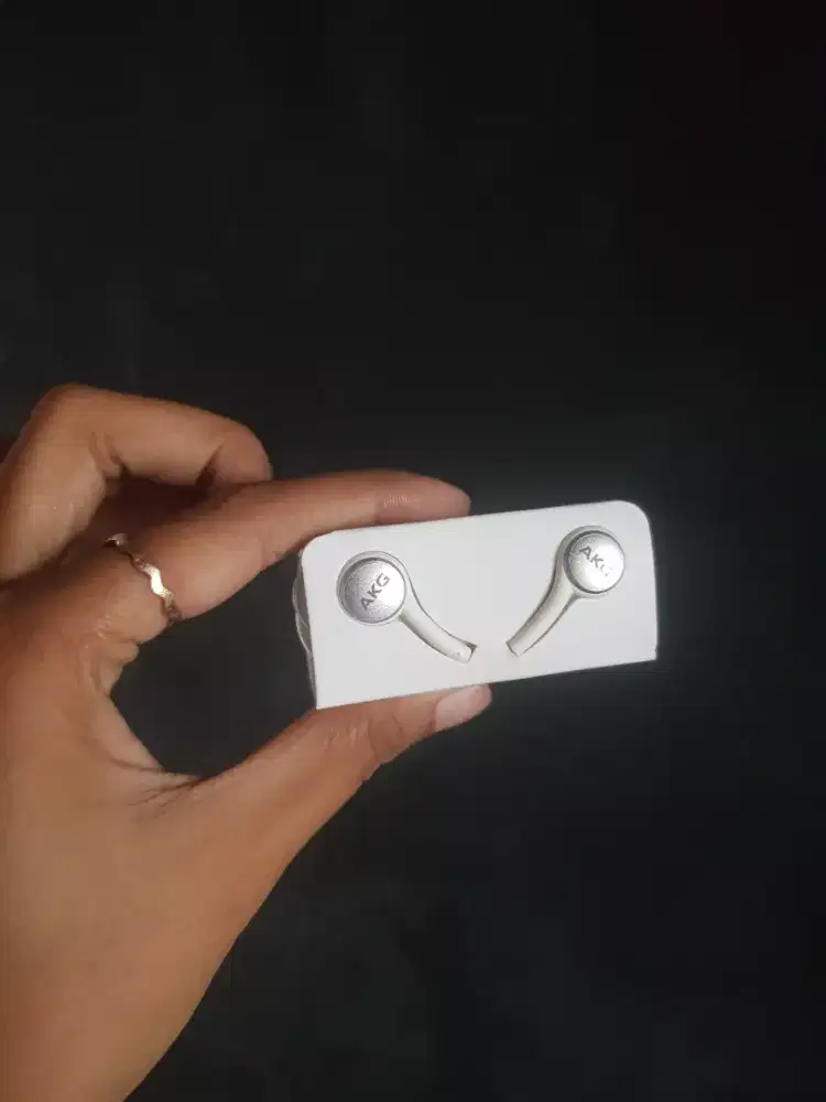 Headset Samsung AKG Jack Bulat Warna Putih – Kondisi Baru