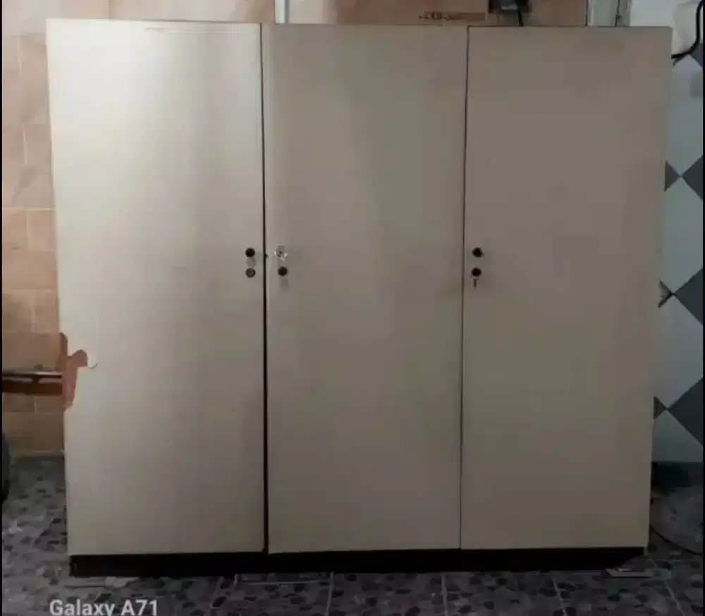 Lemari pakaian kayu L 172 cm x T 172 cm