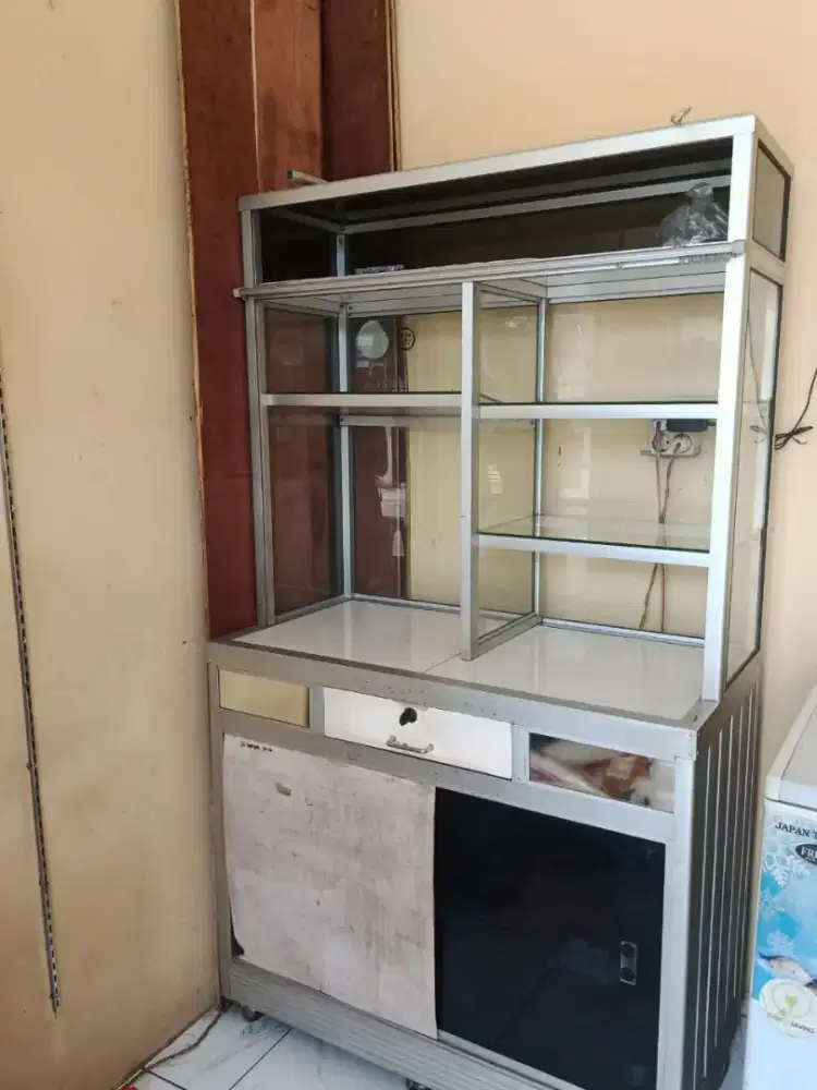 Etalase Kaca Bekas