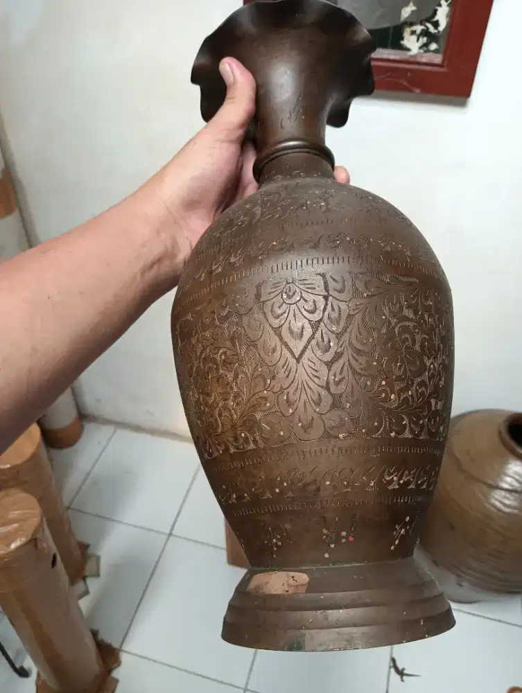 Vas Kuningan lama antik