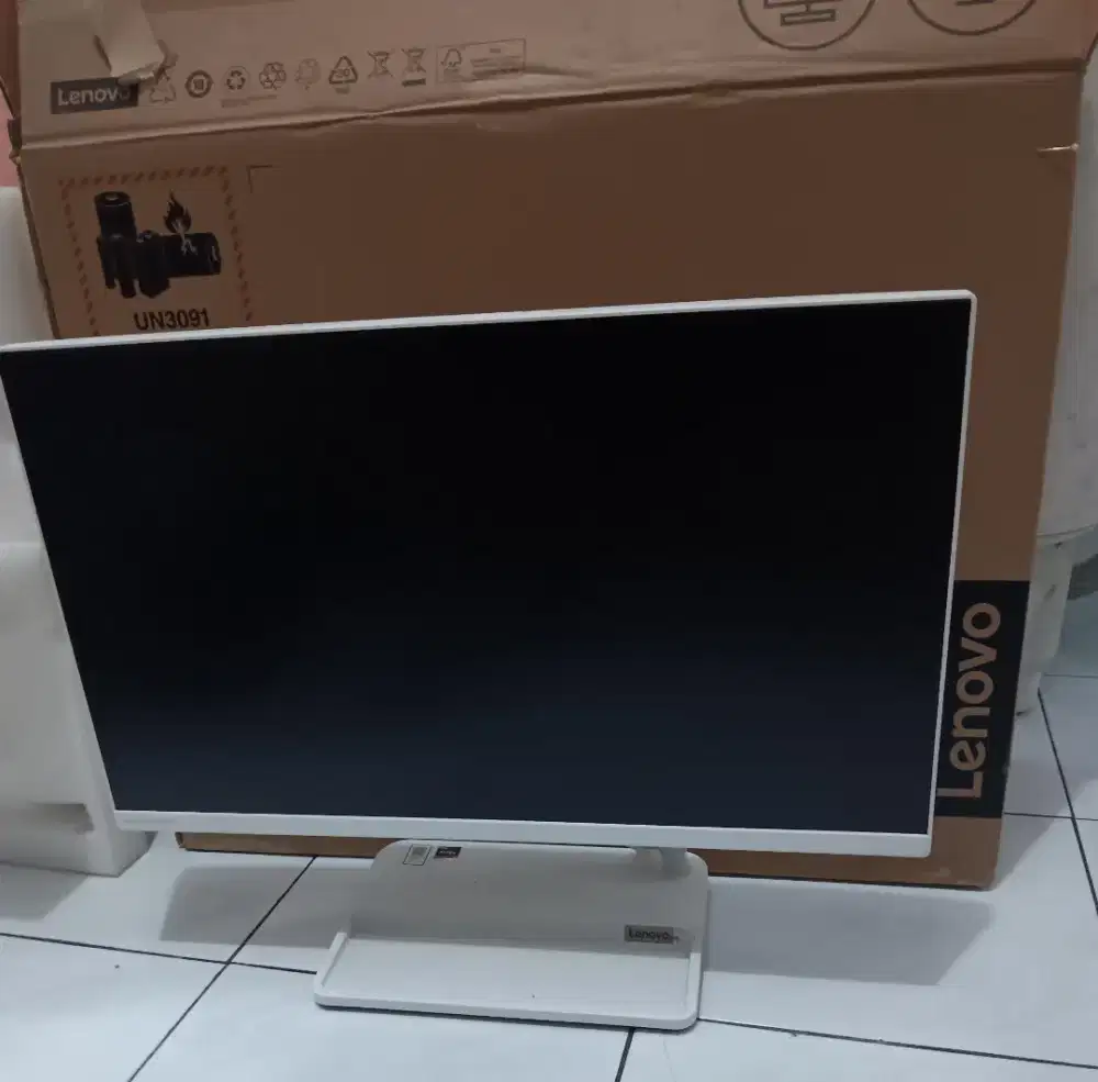 Komputer AIO Lenovo warna putih