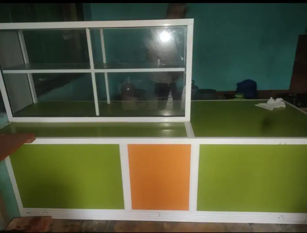 Meja etalase untuk jualan