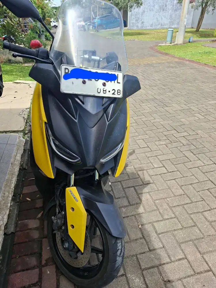 Dijual Yamaha XMAX 250 Tahun 2017 – Kuning Hitam