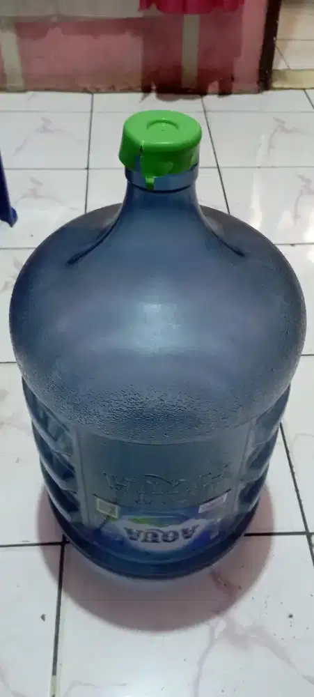 Galon kosong dan gas