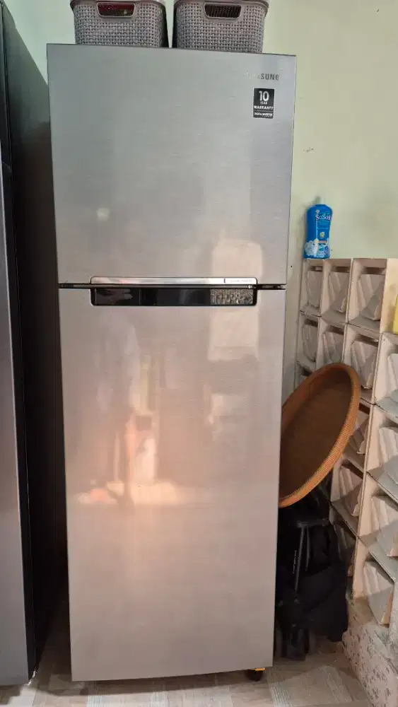 Dijual cepat Samsung kulkas 2 pintu 256 L RT25