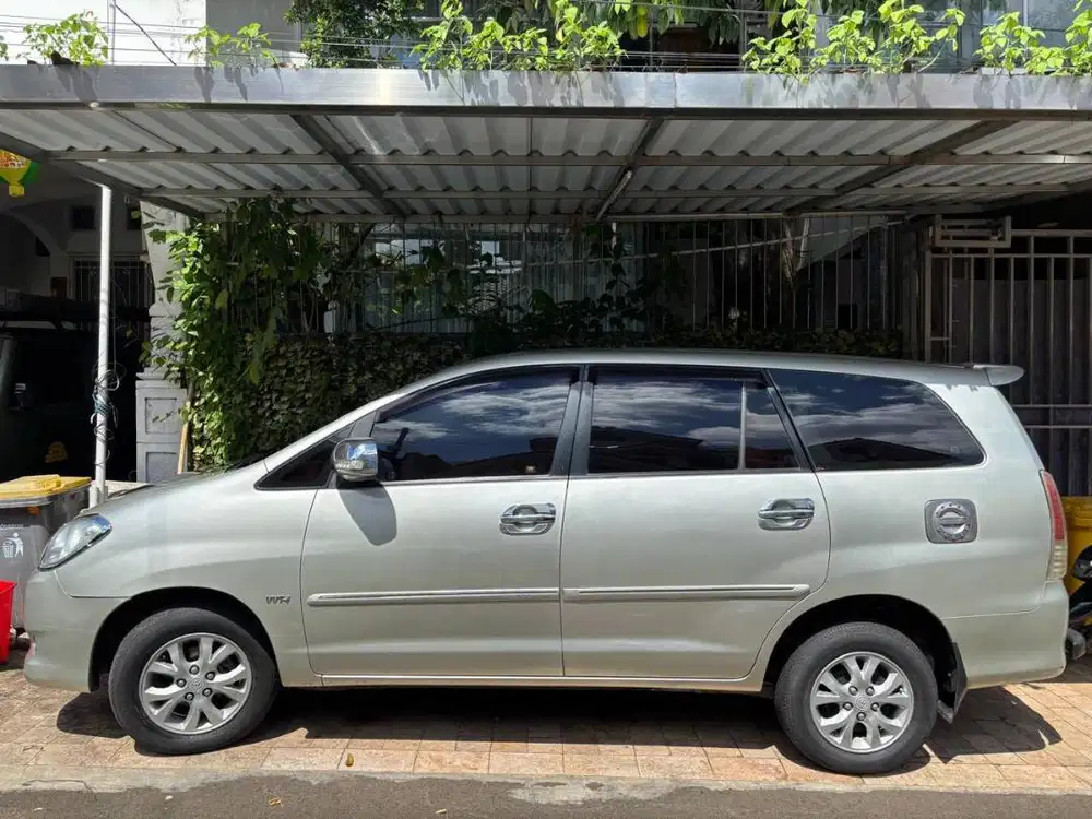 Di jual murah mobil kijang Innova 2010