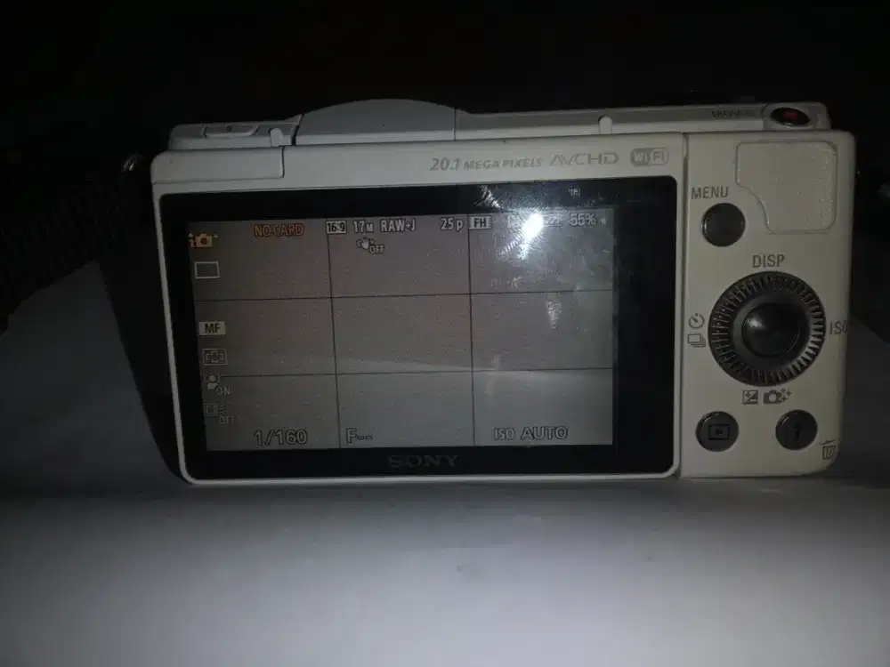 Kamera Mirrorless Sony A-5000 tanpa lensa.