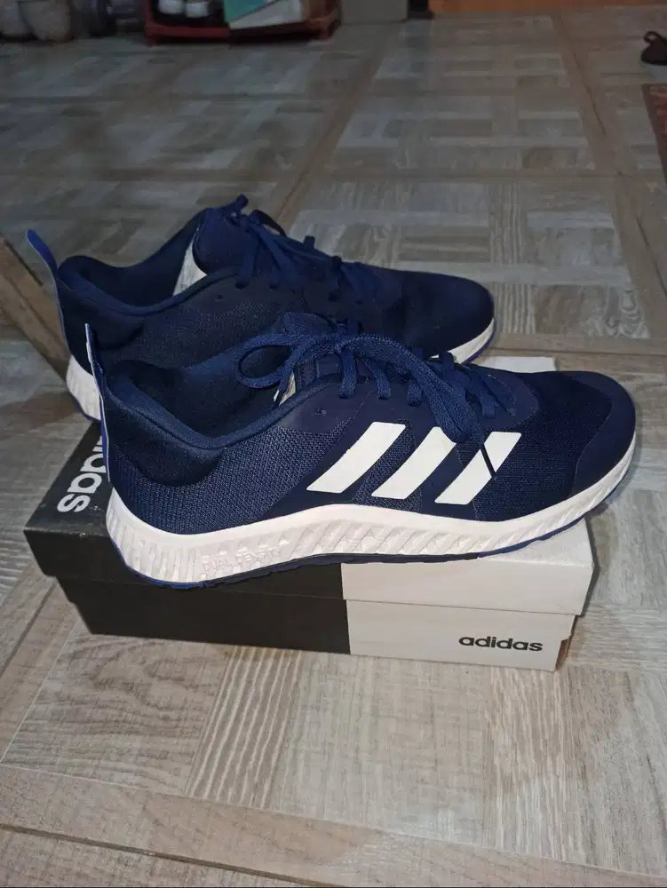 Sepatu adidas everyset training 43 1/2