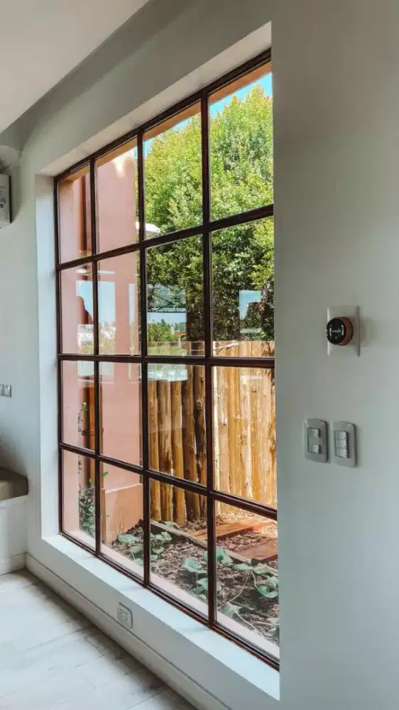 Partisi kaca mati ornament Aluminium merk ykk hitam