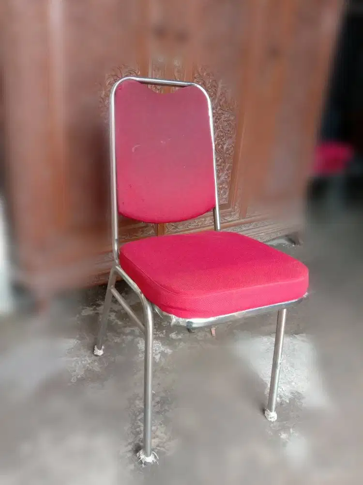 Kursi Tumpuk merah