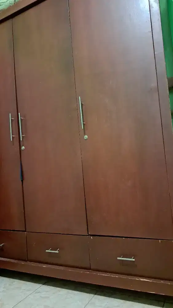 Lemari pakaian kayu dan 2 nakas