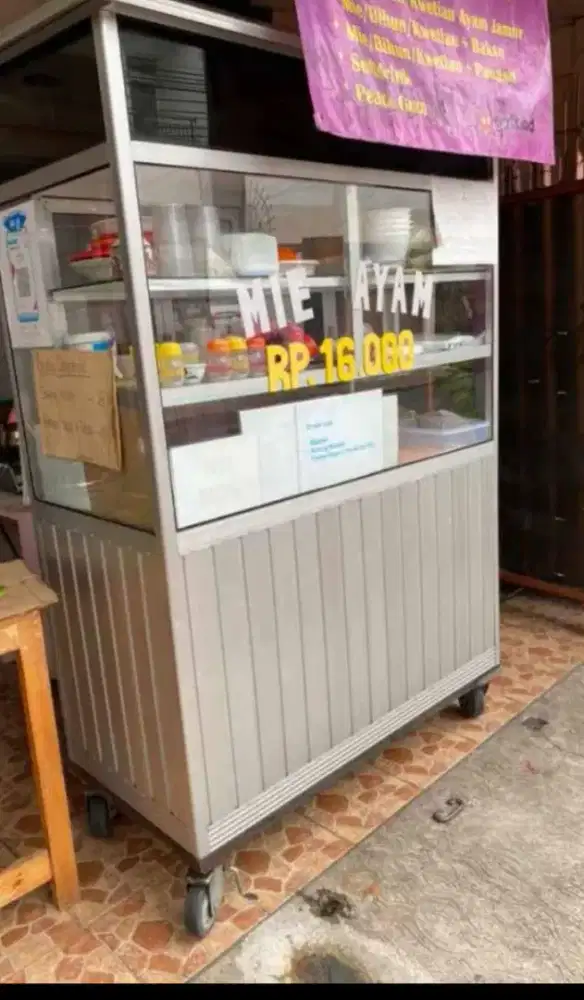 Etalase Kaca Jualan