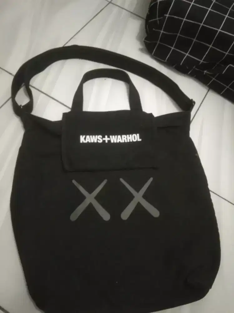 Slingbag uniqlo kaws