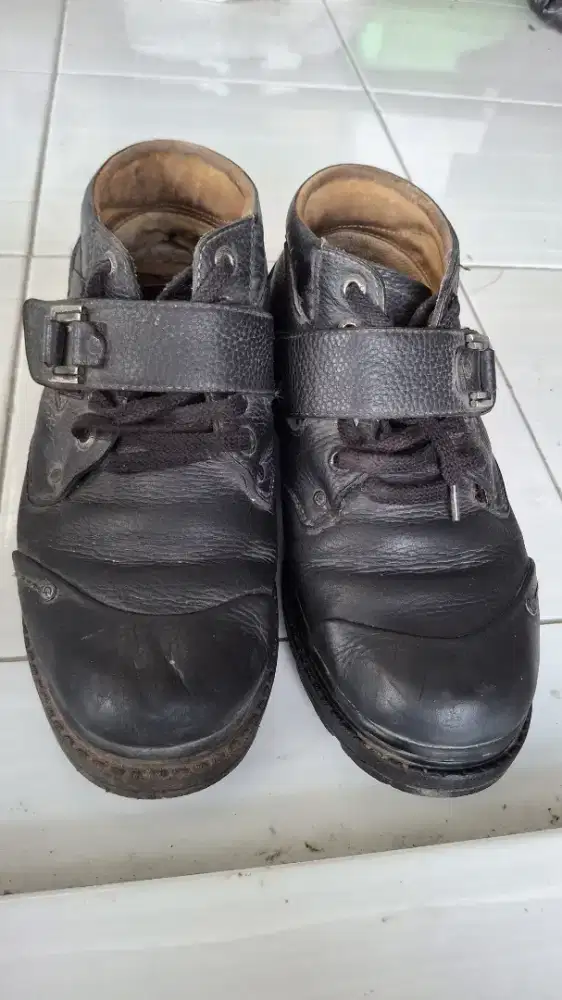 Sepatu ukuran 44