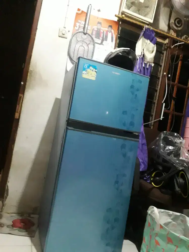 Dijual kulkas 2 pintu sharp bagus dingin hrg 1 jt