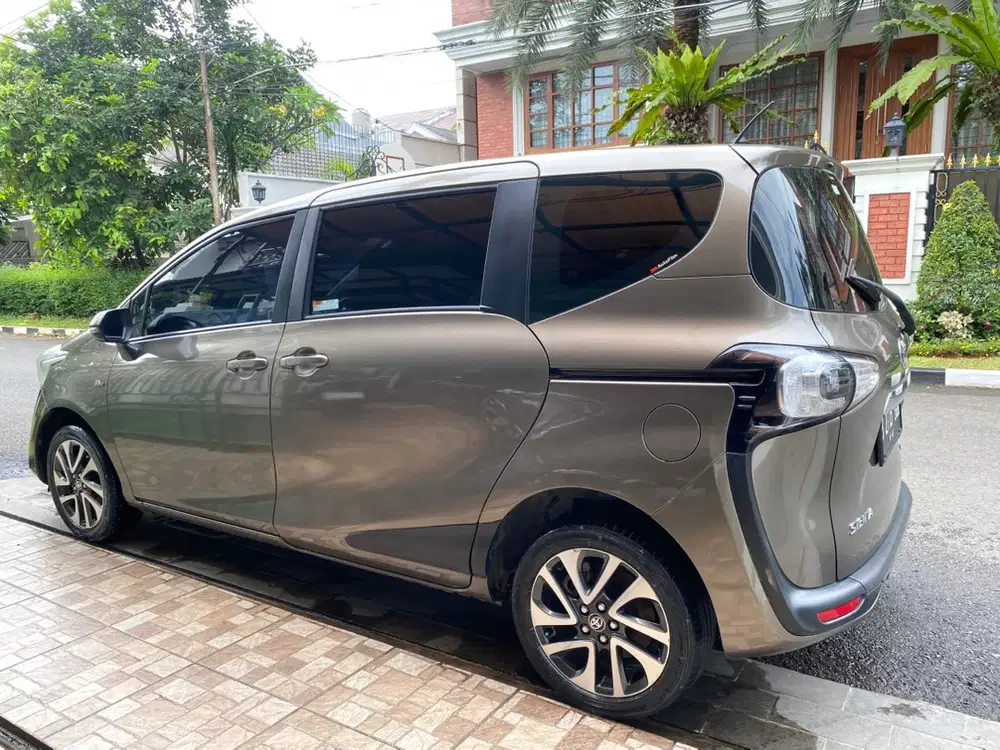 TOYOTA Sienta V 2017 Coklat Metalik
