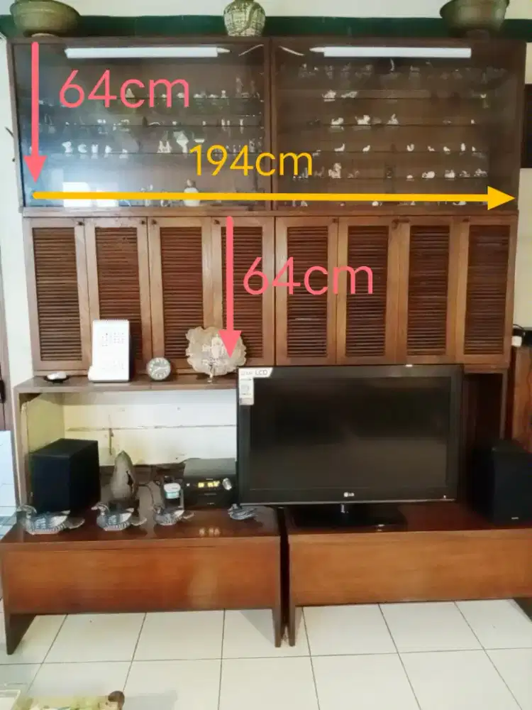 Edisi pindahan.. Jual 2 lemari pajangan, baca detail deskripsi.