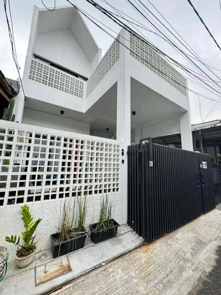 Jual rumah estetik 2 lantai ada taman