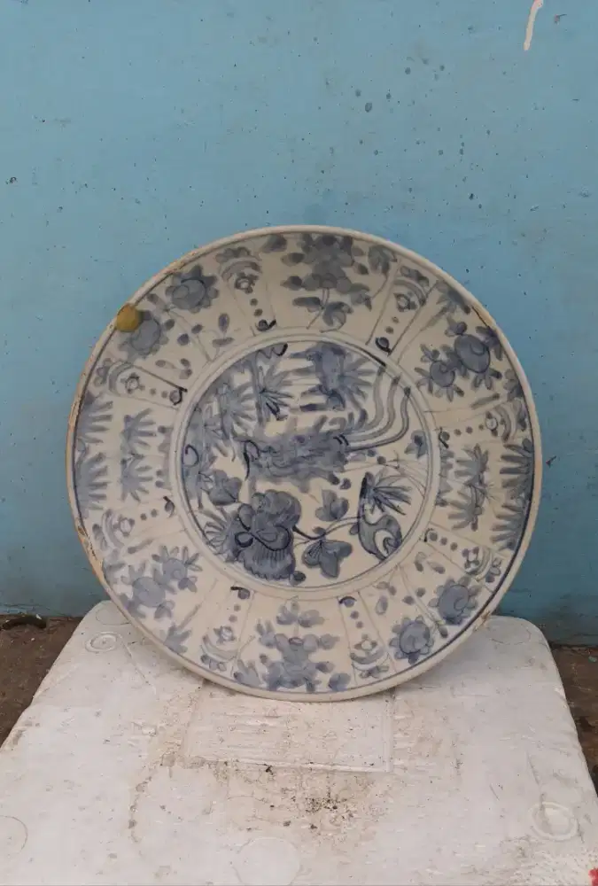 Sebuah piring biru putih dinasty ming swatow .
