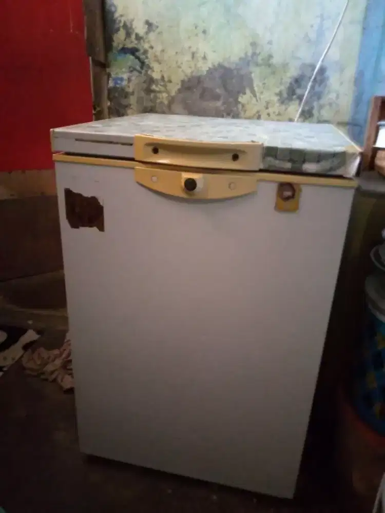 Kulkas freezer bekas mulus merk Polytron , 100 L lokasi Antapani