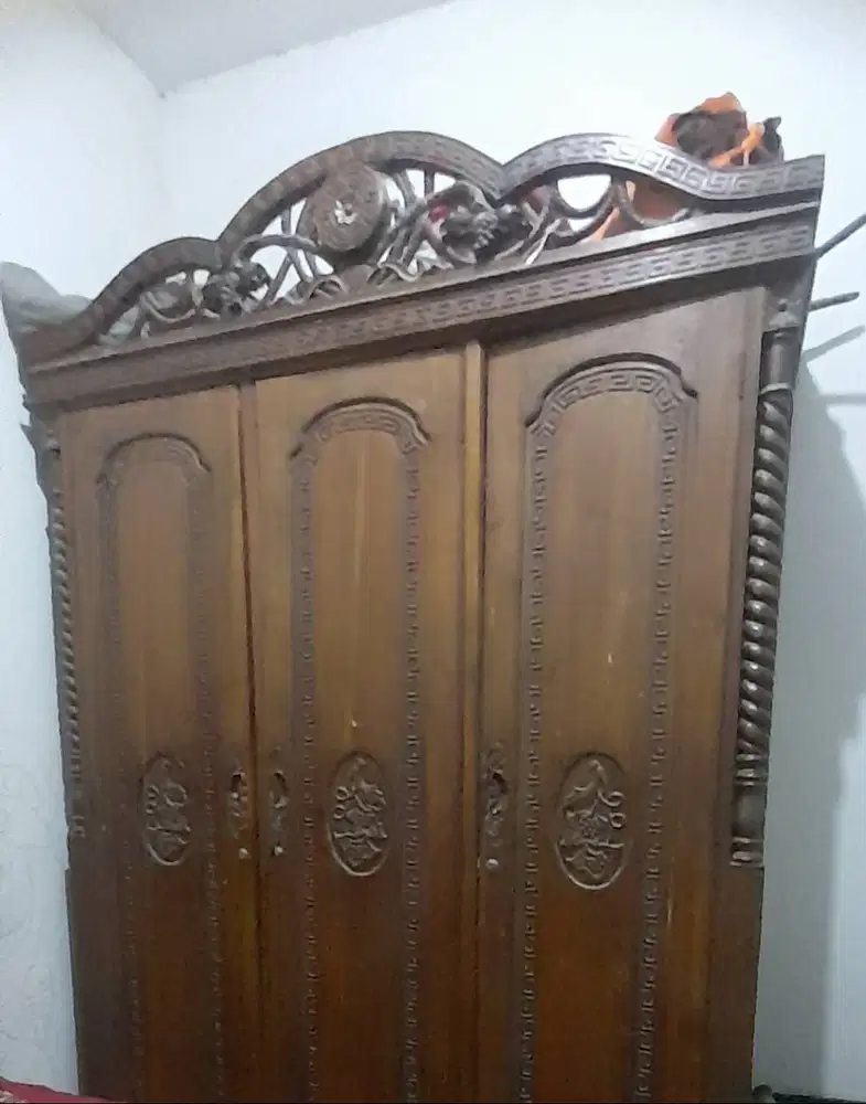 Lemari jati ukir 3 pintu