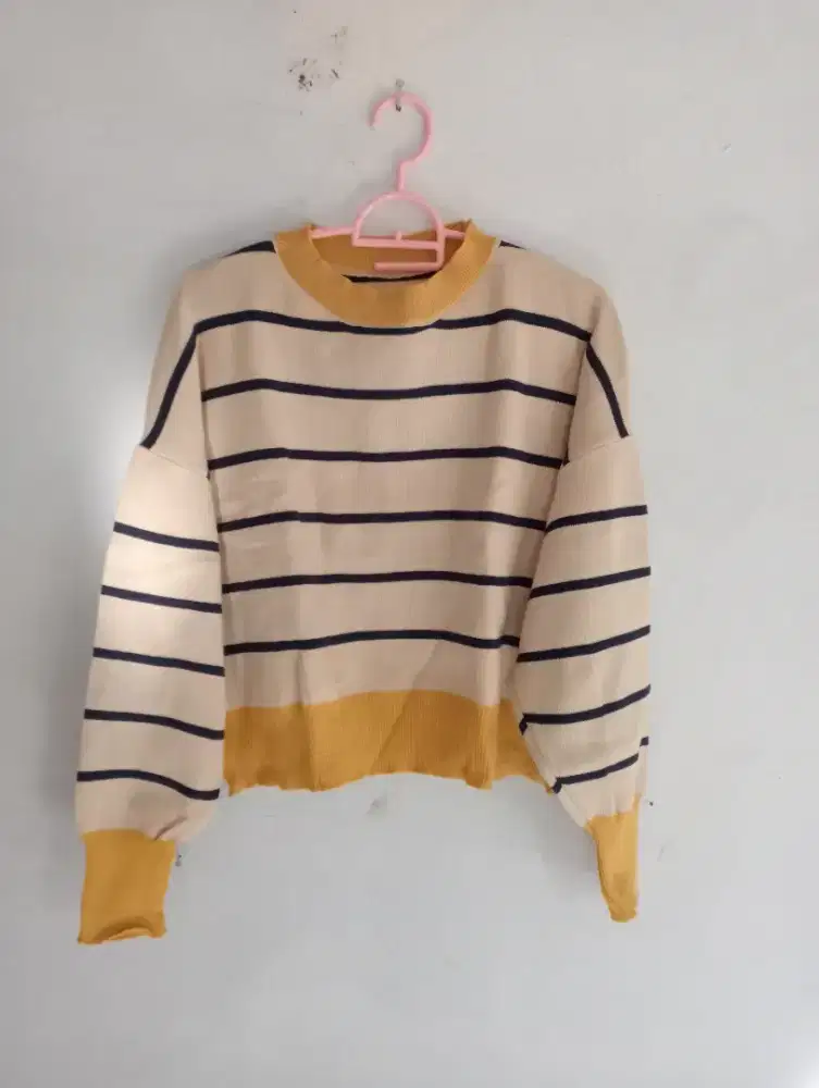 Atasan crop bahan knit/rajut tebal