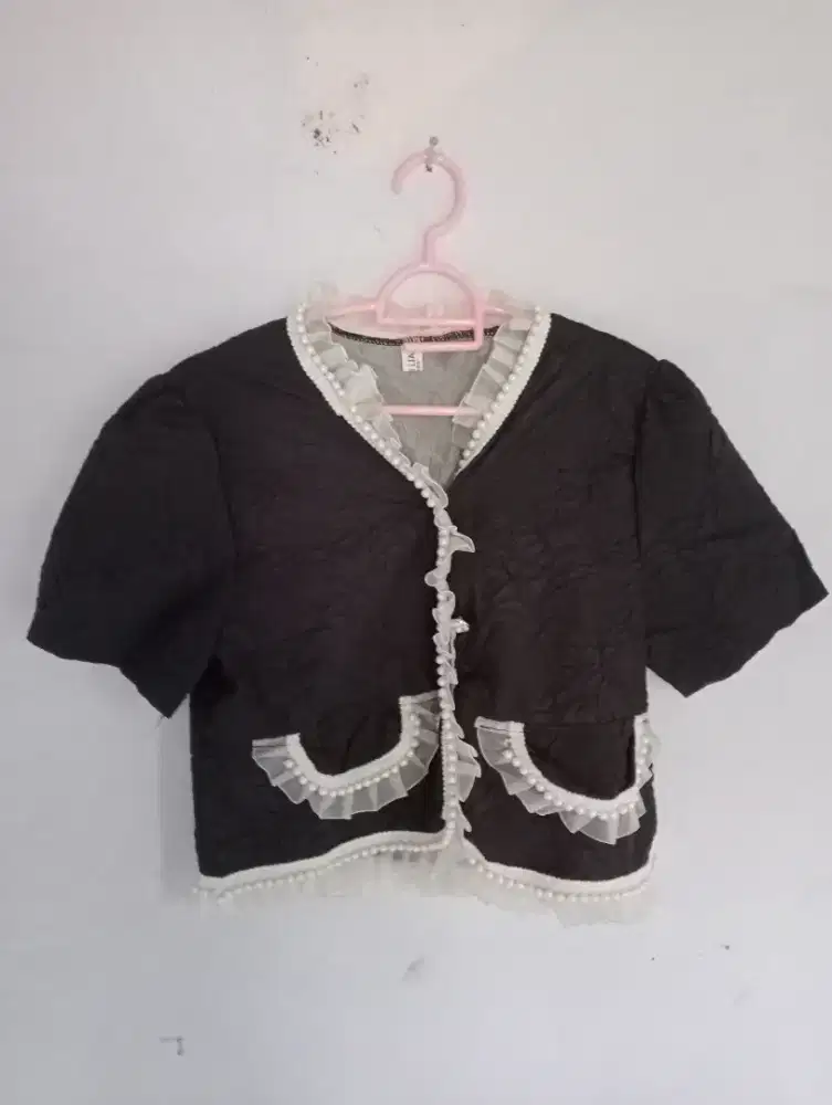 Kardigan crop bahan timbul