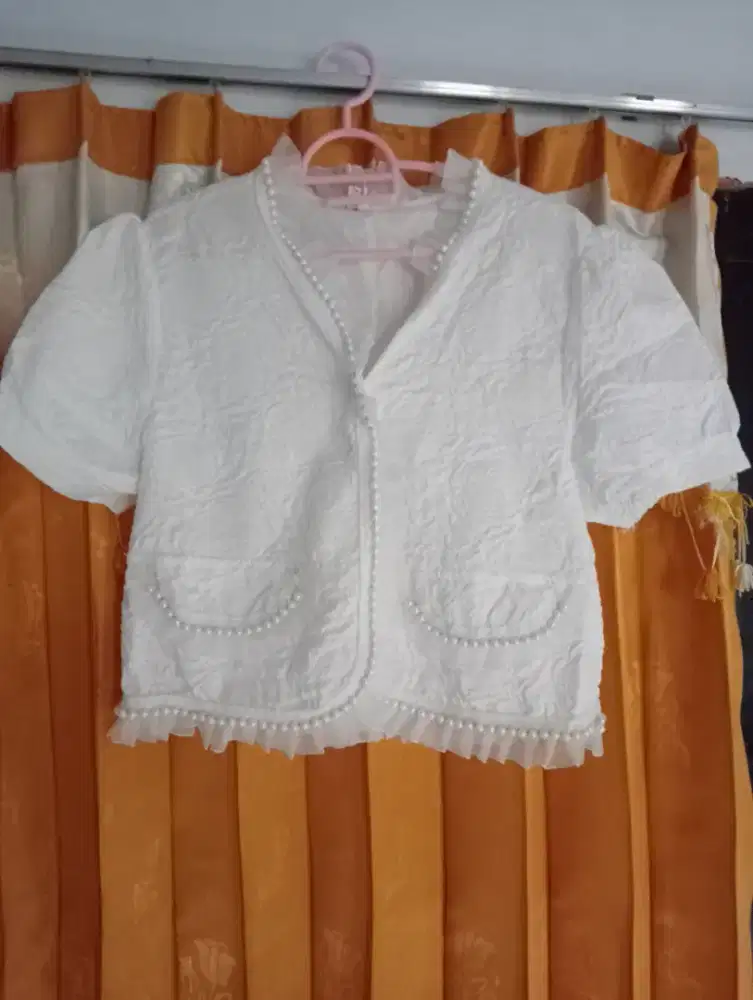 Kardigan crop bahan timbul