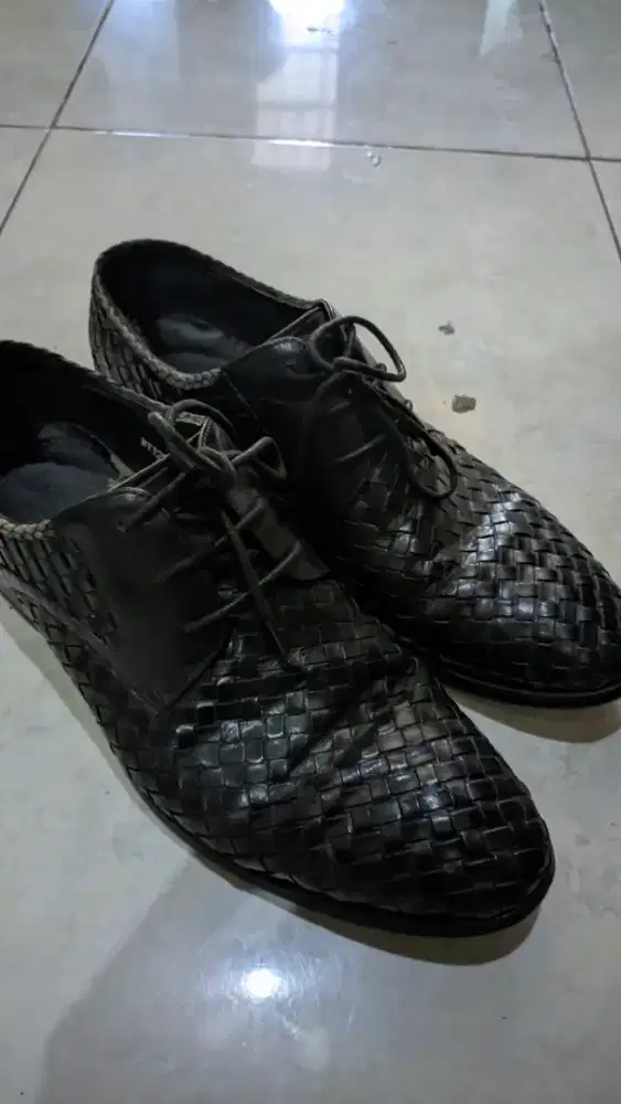 Sepatu bottega veneta