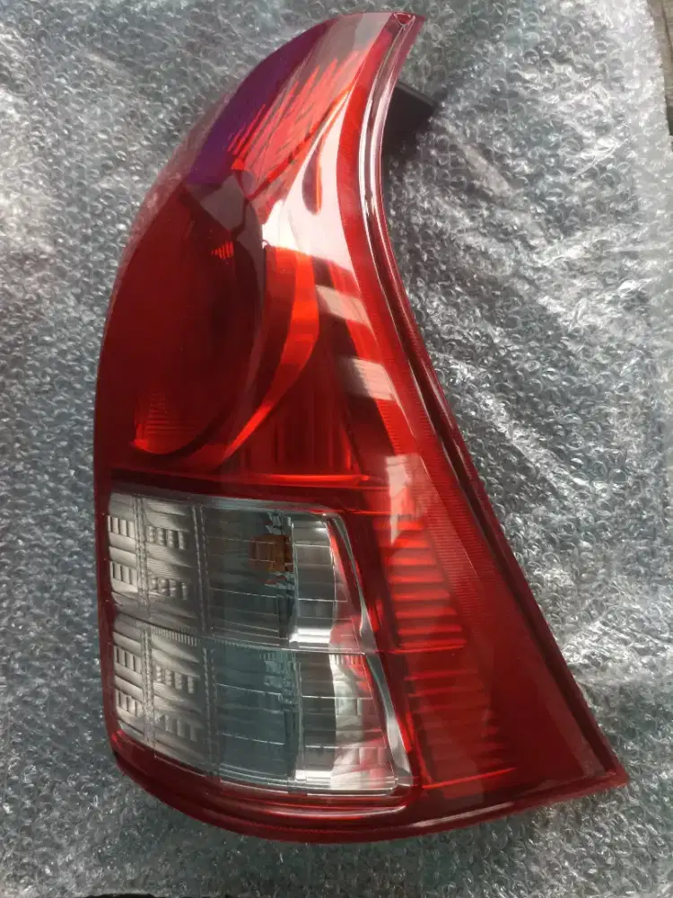 Lampu belakang kanan mobil avanza 2015