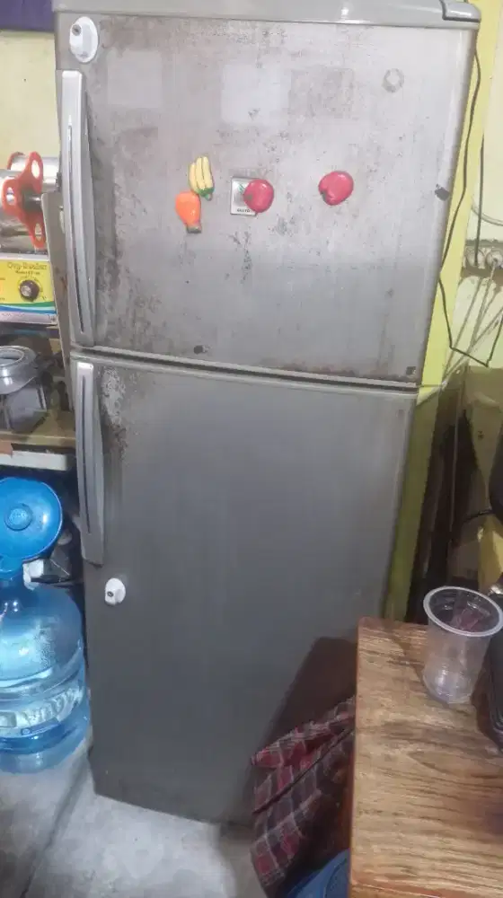Jual santai kulkas 2 pintu merek sanyo bekas pakai
