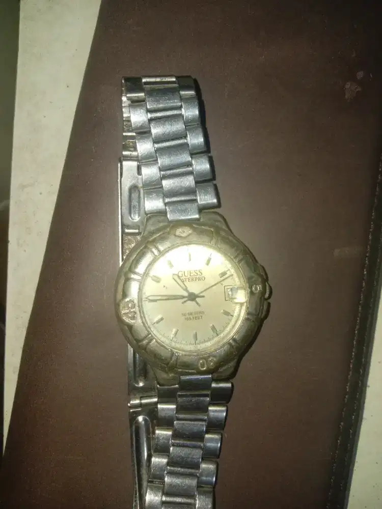Jam tangan pria merk guess