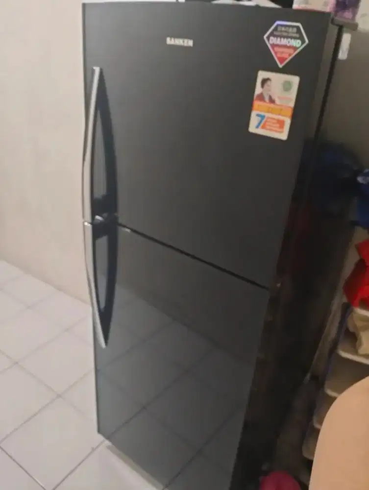 Kulkas Sanken 2 Pintu Diamond Glass — Kondisi Mulus, Garansi
