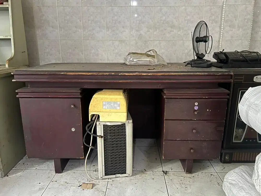 Meja Direktur Jumbo Kayu Jati