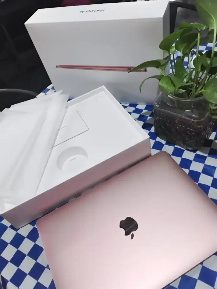 MACBOOK AIR M1 13 inch 2020 , 8/256  APPLE RESMI
