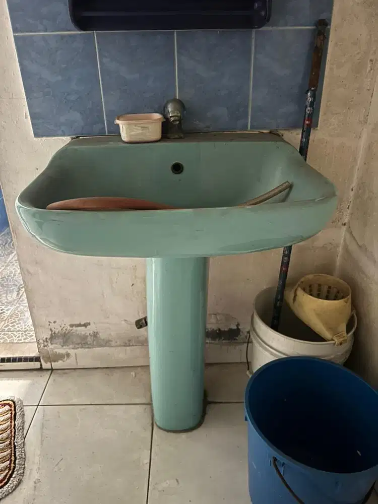 Wastafel Jumbo Berkaki